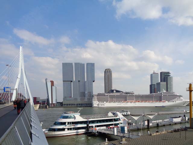 Cruiseschip ms MSC Splendida van MSC Cruises aan de Cruise Terminal Rotterdam